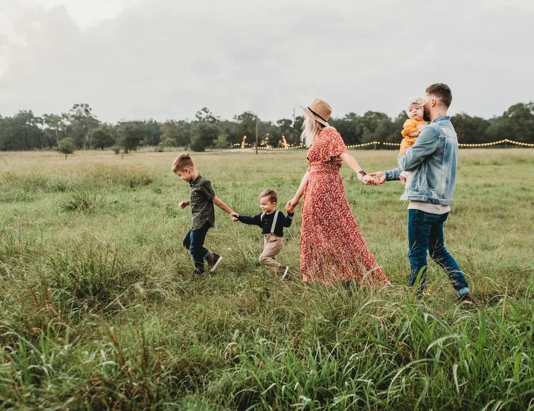 Une famille réunie dans la nature.