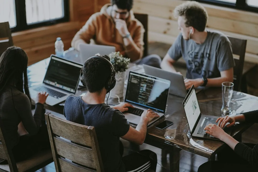 Une équipe réunie autour d’une table de travail.
